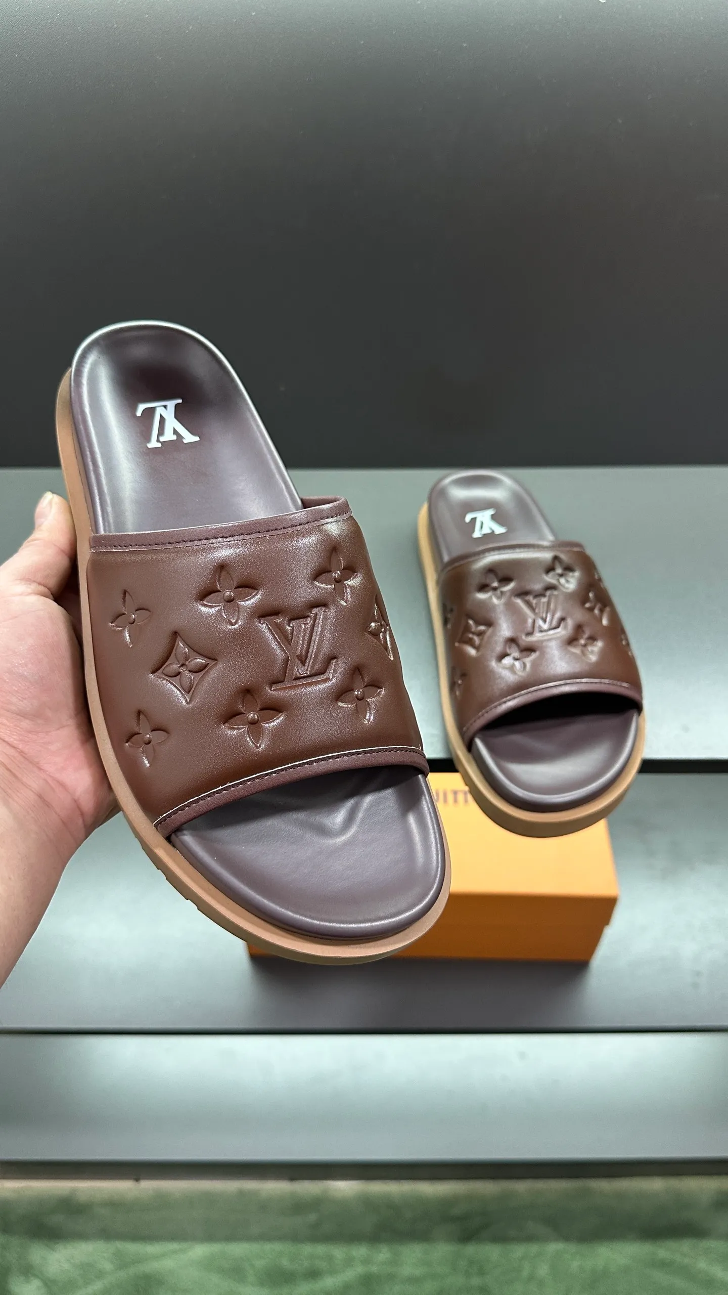 [L Home] P: 300💰Size: 38-45 Top purchasing lv men's summer slippers, classic presbyopia with soft real leather lining, unique color splicing effect, distinctive personality, fashionable and trendy essential style, light and comfortable. Lightweight and tough rubber insole, micro ridged foam outsole, super comfortable!